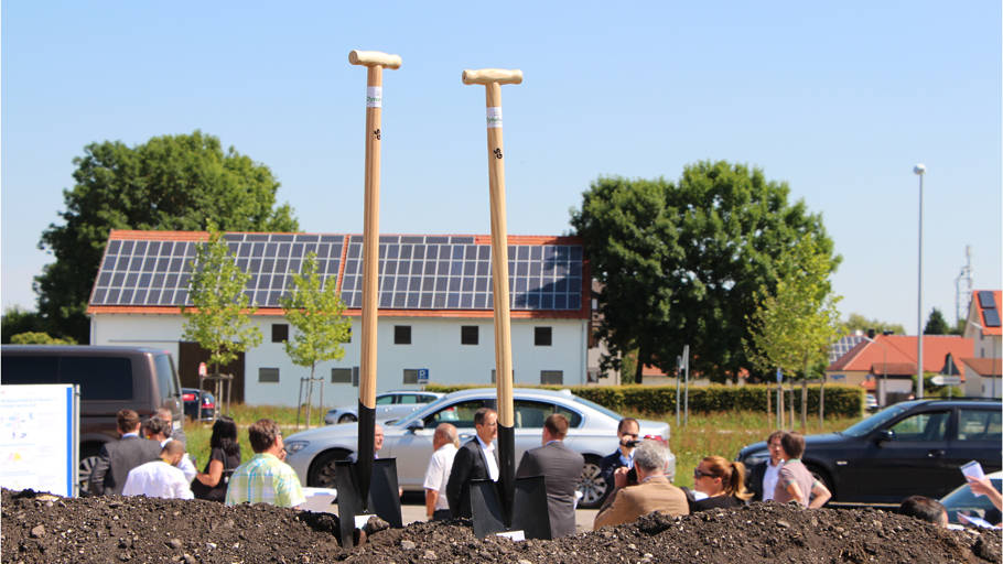Der Spatenstich für das erste Dynahaus in Lohfelden ist erfolgt. 