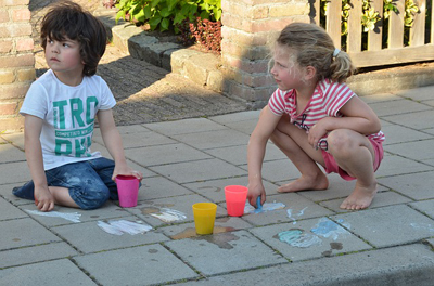 spielende_kinder_strassekl