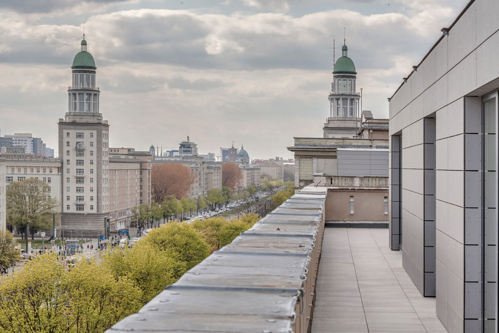 Auch eine schöne Aussicht bietet das Neubauprojekt "Penthouses Frankfurter Allee". Bild: Zabel Property AG.