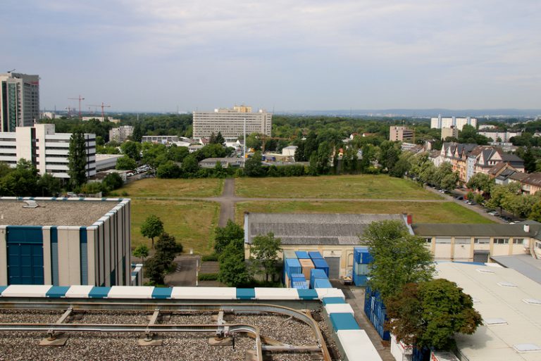 Platz für 2.000 Wohnungen: Das Areal, das Nassauische Heimstätte und Instone Real Estate gemeinsam bebauen wollen, reicht bis zu dem schlanken hohen Schornstein im Hintergrund.