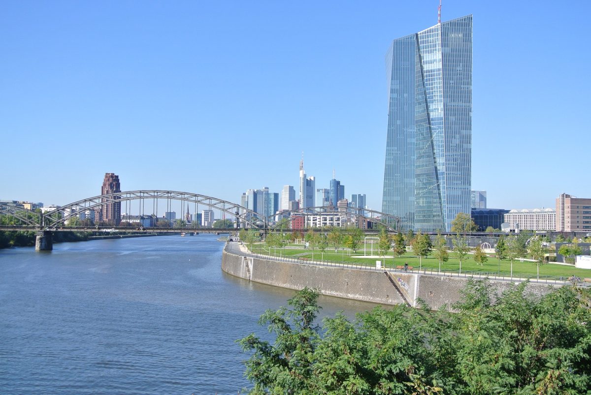 Ausblick vom Main auf das neue Hauptgebäude der Europäischen Zentralbank (EZB) im Frankfurter Ostend (Bild: Pixabay).