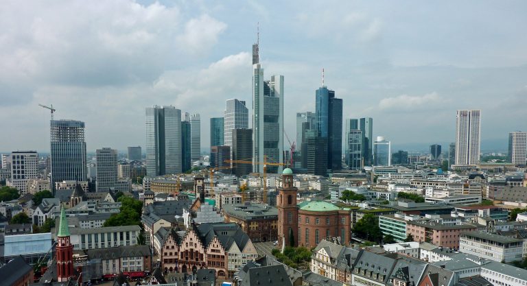 Die Skyline von Frankfurt am Main mit ihren Hochhäusern.
