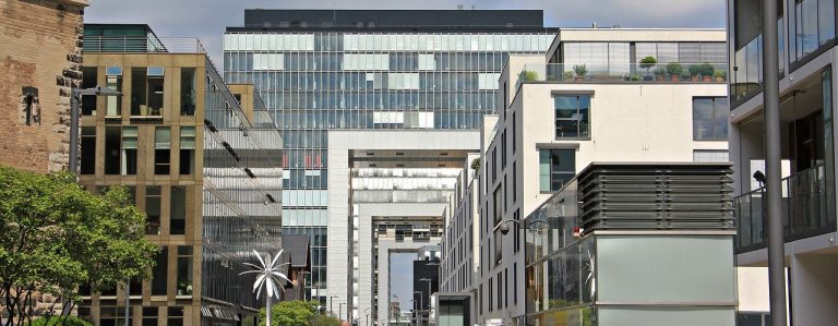 Markante Architektur im Rheinauhafen