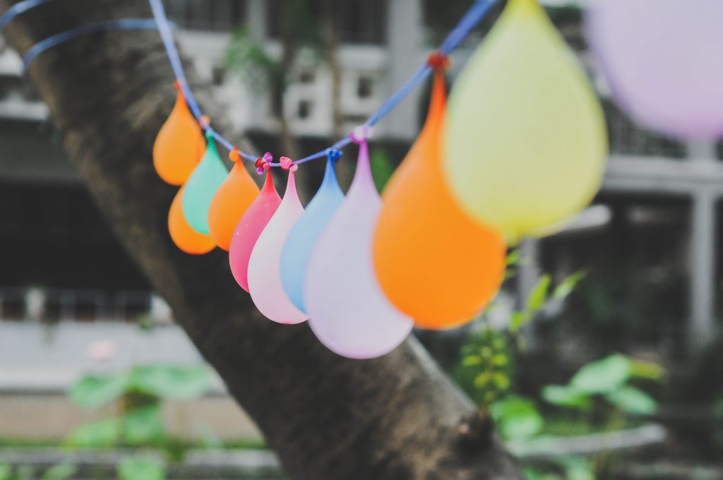 Luftballons im Garten hängen an einer Schnur. 
