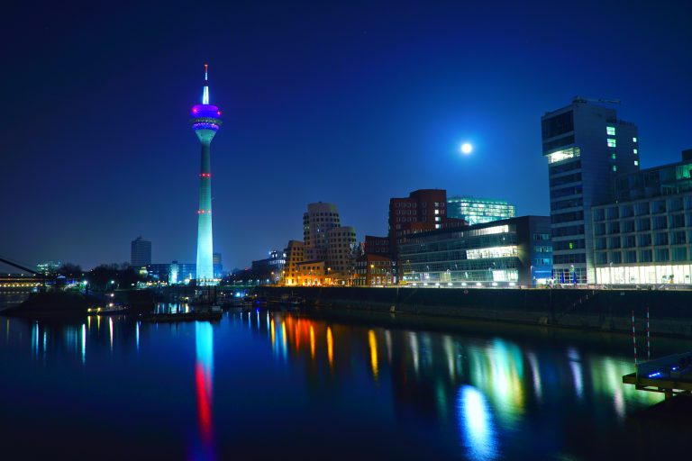 Düsseldorfer Rheinturm bei Nacht