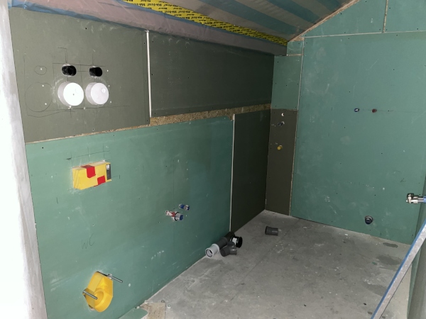 In Nassbereichen wie dem Badezimmer kommen imprägnierte grüne Gipsplatten zum Einsatz.