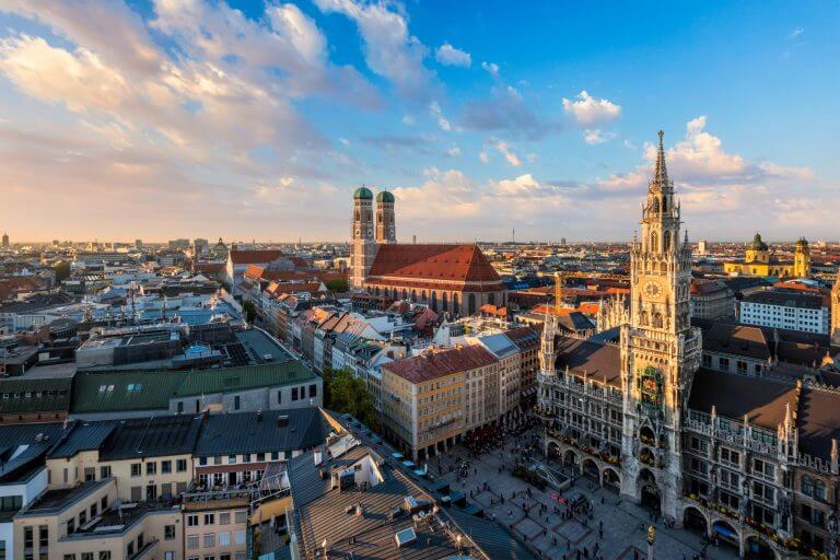 Titelbild Wohnen in München - Ansicht Altstadt mit Frauenkirche
