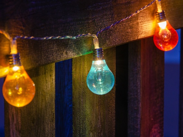 Deko: Lichterkette an Balkon oder Terrasse.