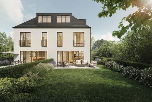 Doppelhaus mit Fokus auf den mit Stauden begrünten und durch eine Hecke von der anderen Hälfte abgetrennten Garten.