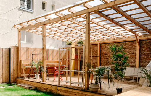 Pergola mit Holzelementen