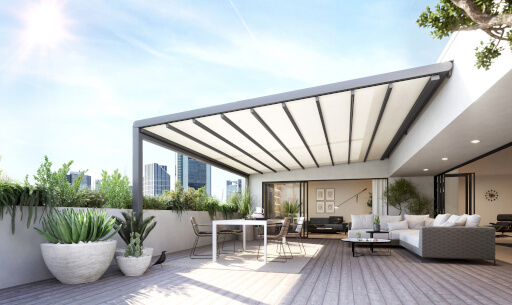 Überdachte Pergola auf einer ganz in Weiß gehaltenen Terrasse.