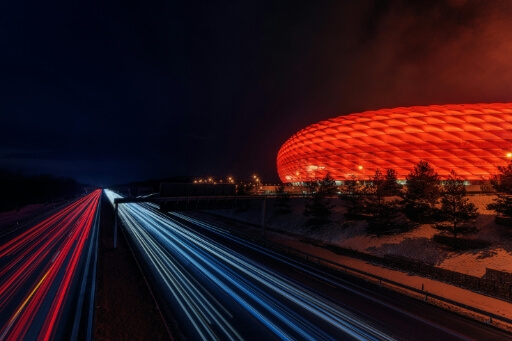 Links die Stadtautobahn und rechts die Allianz Arena München.