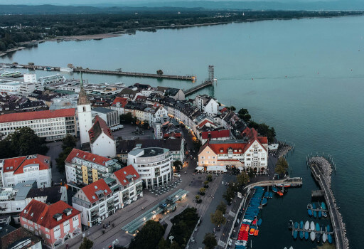 Luftaufnahme von Friedrichshafen und dem Bodensee. 