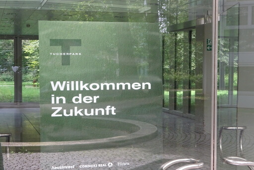 Ein Projektplakat kündigt bereits vor Ort die Zukunft der „Circular City Tucherpark“ an.