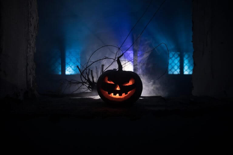 Halloween im Eigenheim: So schützt du dein Zuhause vor Spuk