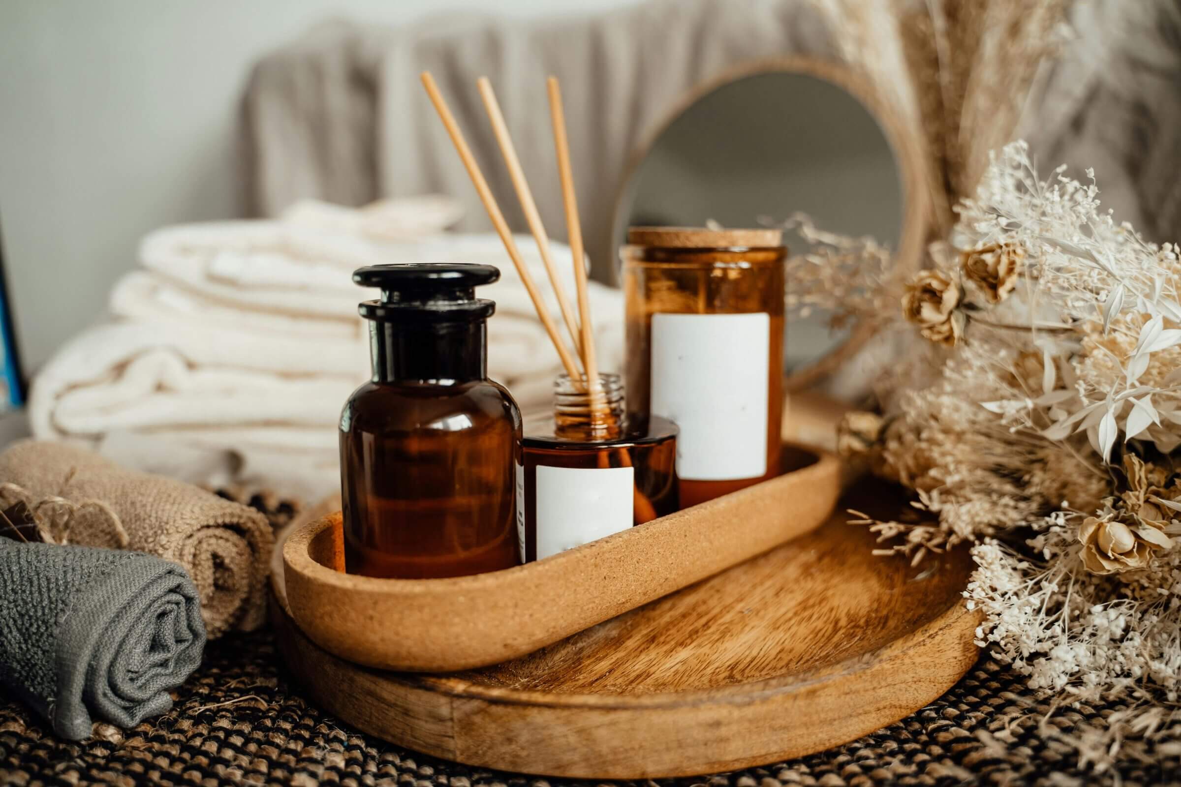 Badezimmer-Zubehör mit Handtücher und ein paar Blumen