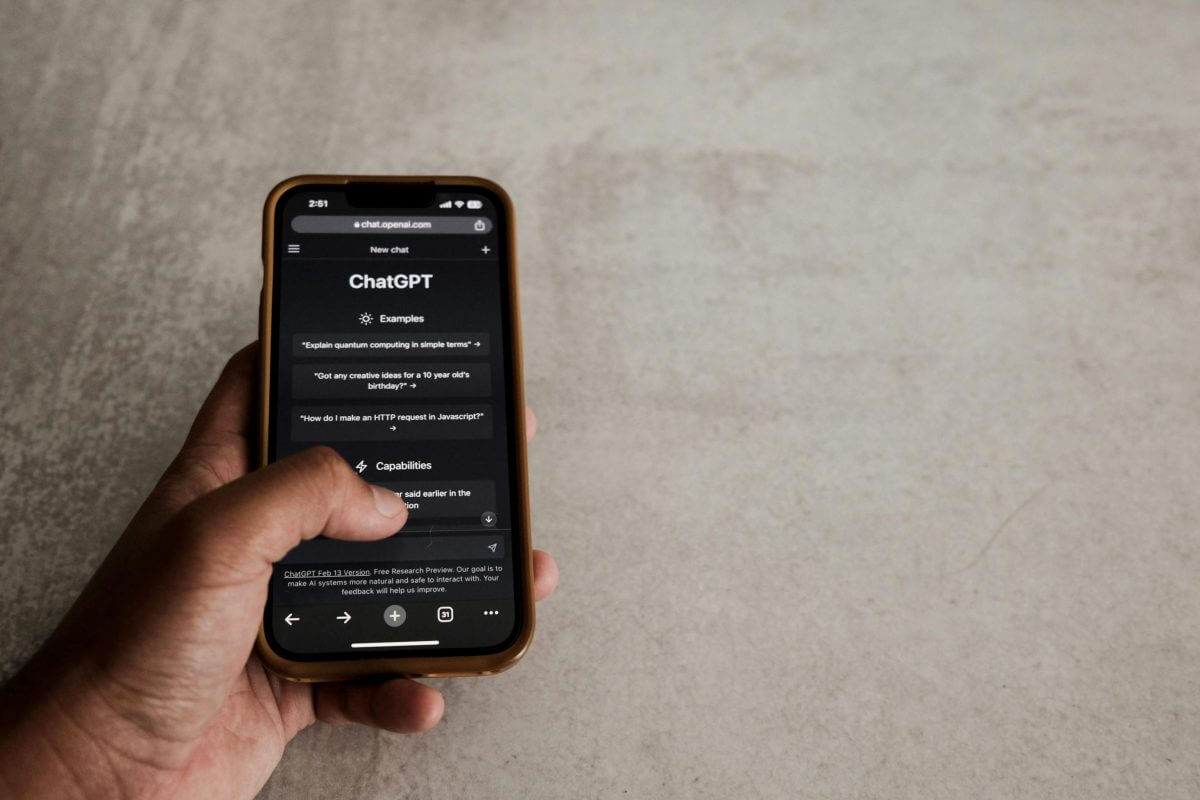 Smartphone mit geöffneter ChatGPT-App. 
