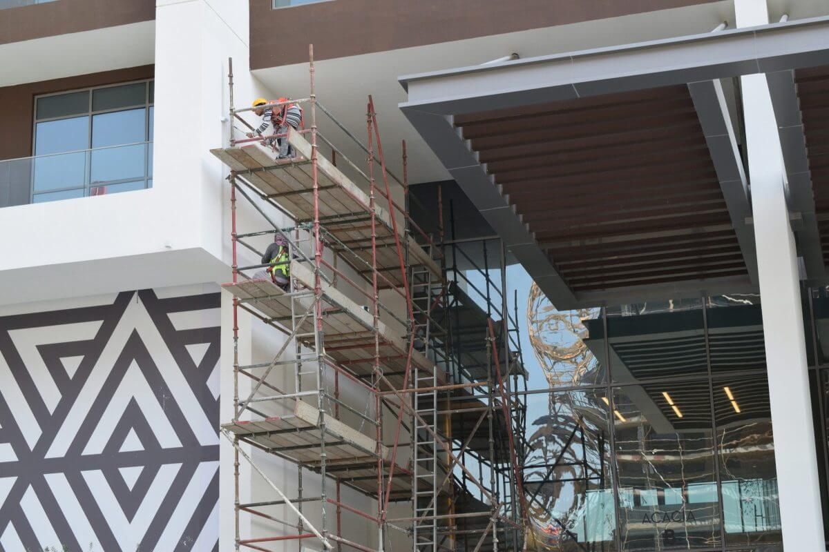 Instandhaltungsarbeiten an der Fassade einer Neubau-Immobilie