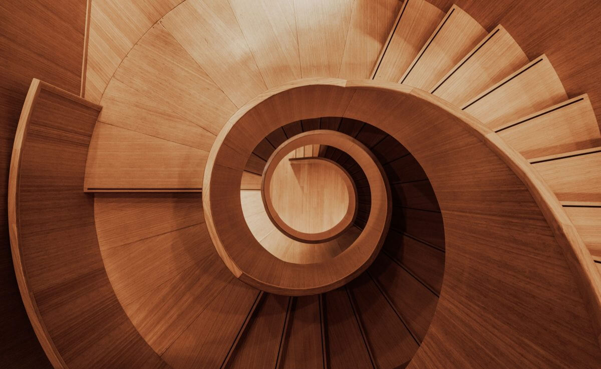 Eine Wendeltreppe aus Holz