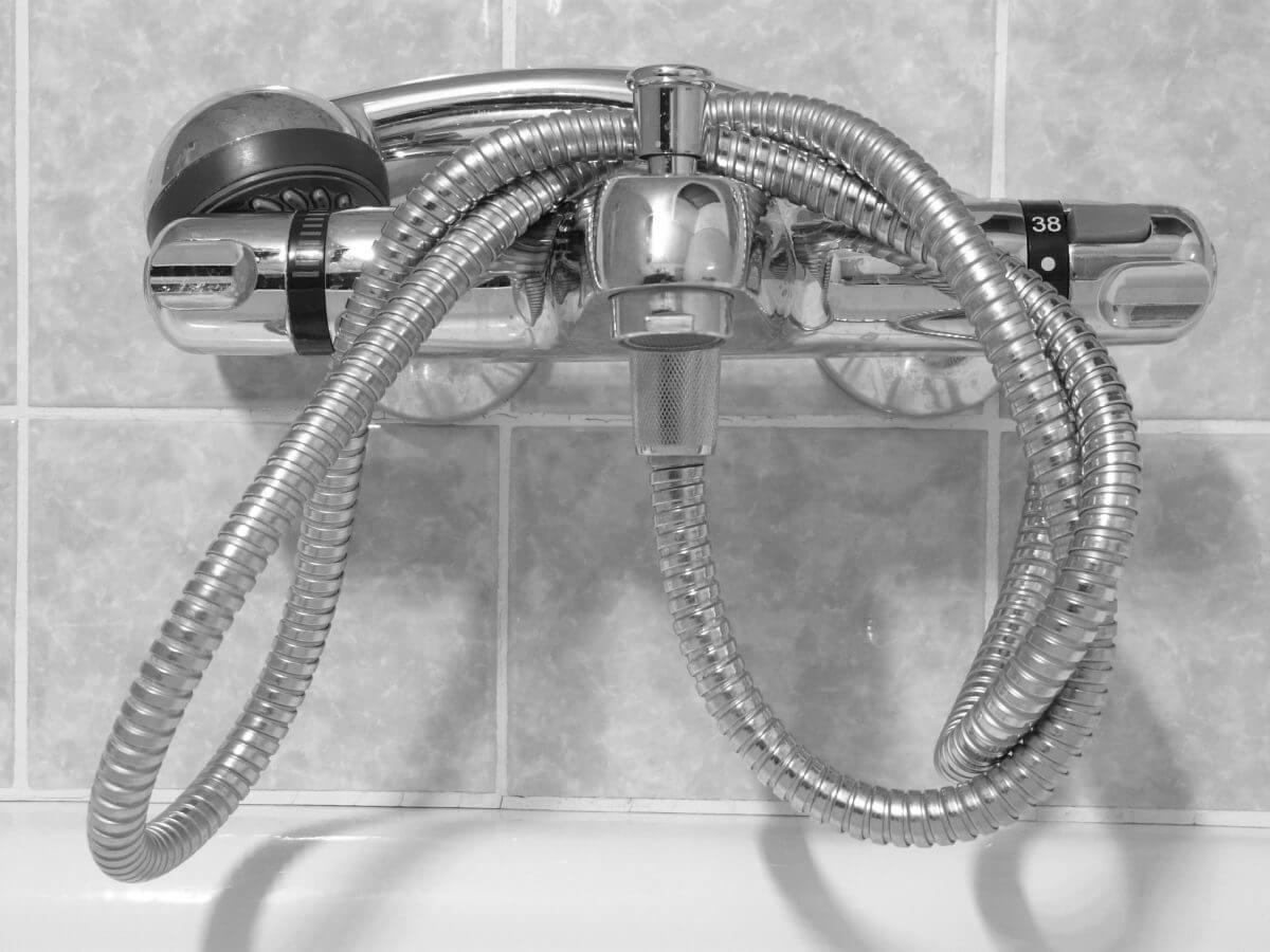 Duscharmaturen im Badezimmer