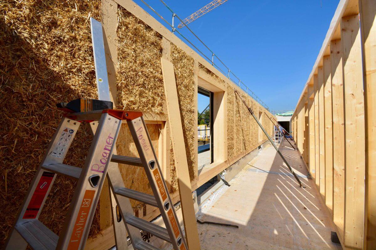 Holzfassade mit gepresster Strohdämmung während der Bauphase des Hauses St. Wunibald.
