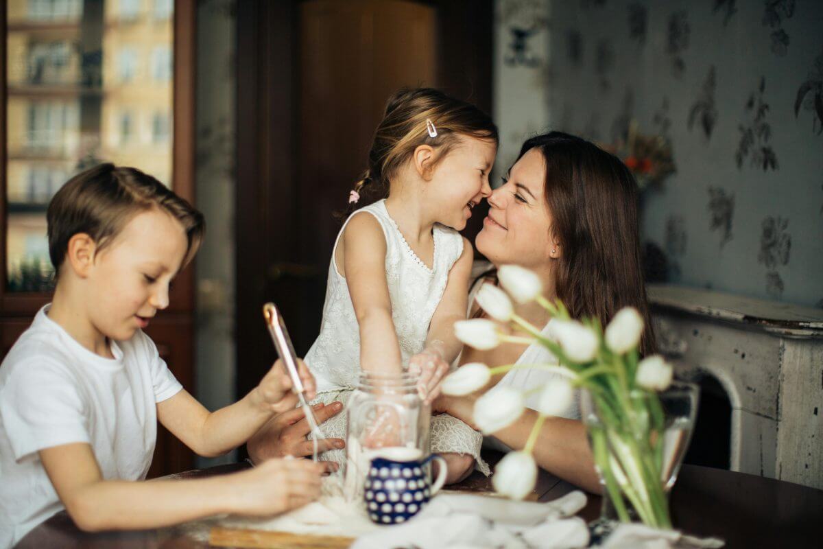 Frauen kümmern sich auch heute immer noch häufig allein um die Betreuung der gemeinsamen Kinder. Das macht sich später finanziell bei der Rente bemerkbar. © Elina Fairytale / pexels