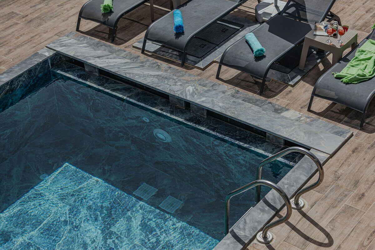 Grauer Pool