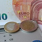 Ein Taschenrechner mit Euromünzen.