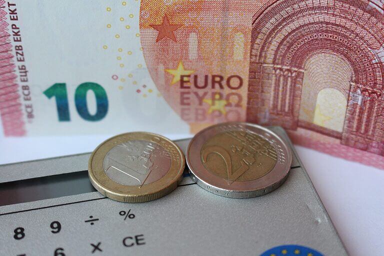 Ein Taschenrechner mit Euromünzen.