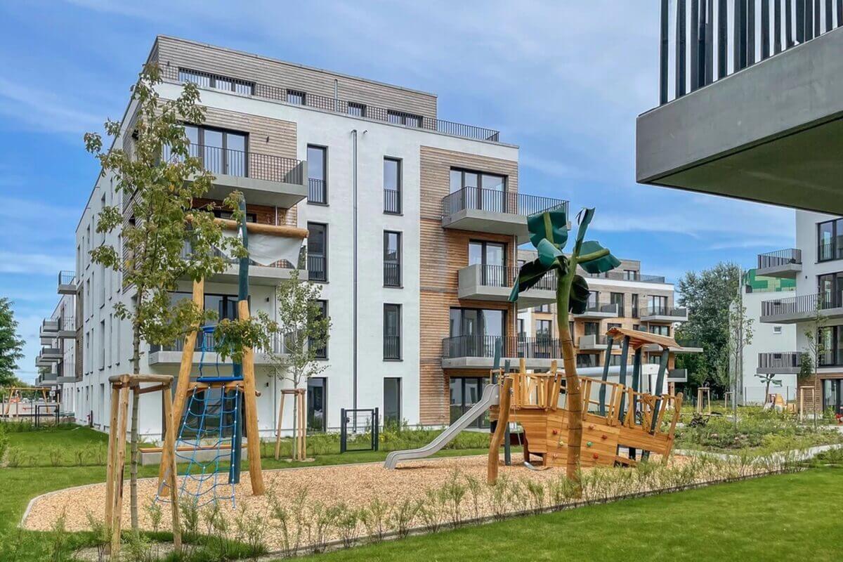Neubauprojekt mit Spielplatz und Grünflächen von außen.jpg
