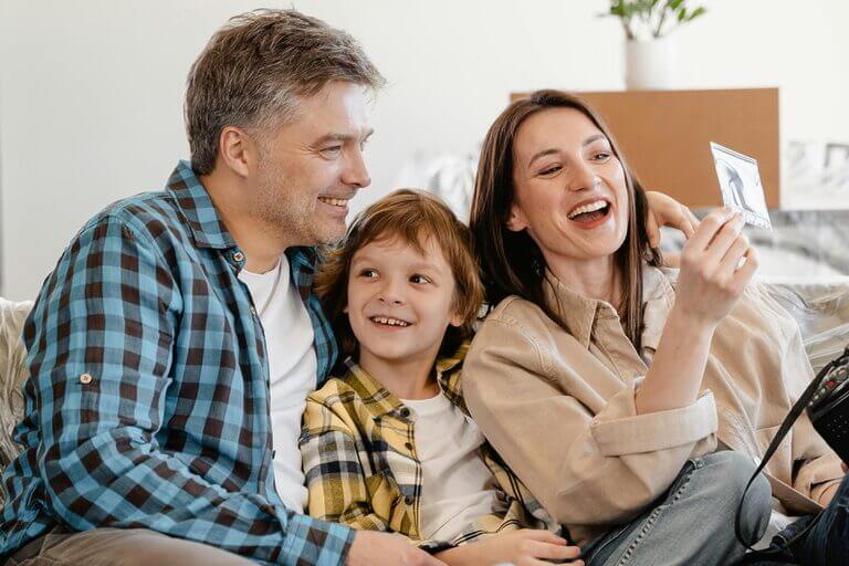 Familie auf dem Sofa zuhause