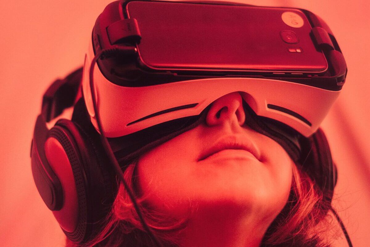 Frau mit VR-Brille