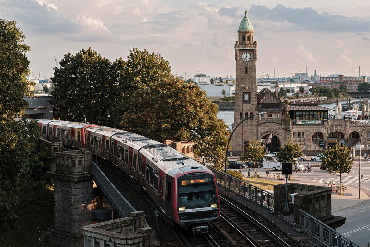 Blick auf die S-Bahn und Landungsbrücken Hamburg