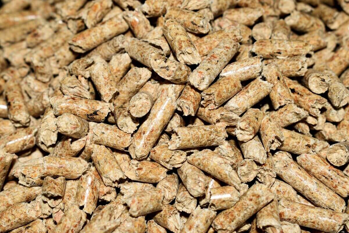 Zahlreiche Heizpellets auf dem Bild stehen für eine energieeffiziente Pelletheizung.