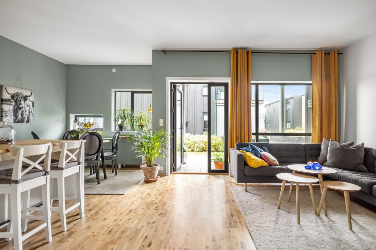 Offene Wohn-Essbereiche mit Parkett und Fußbodenheizung sind im Neubau sehr oft zu finden. 