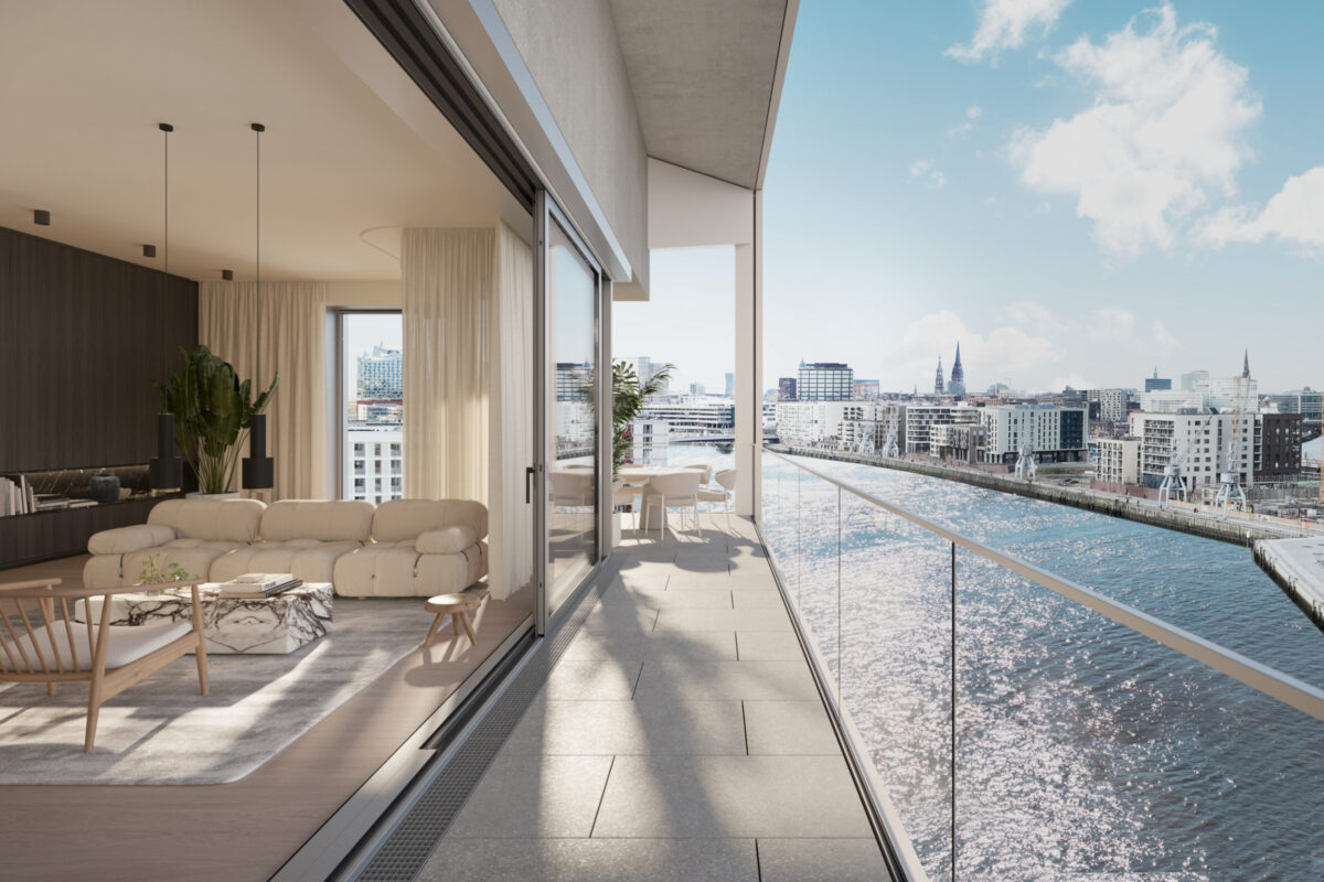 Wohnzimmer mit geöffneter Terrasse und Blick auf Wasser