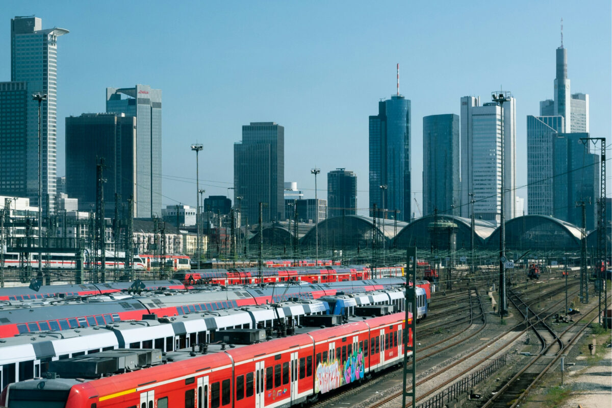 vBlick vom Bahnhof auf Frankfurter Banken- und Bahnhofsviertel